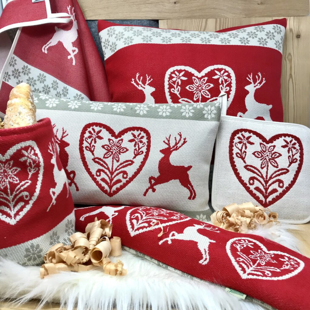 Federa Cuscino Cervi e Cuore, stile tirolese country montagna, 100% cotone, 44 x 44 cm, colore rosso e beige