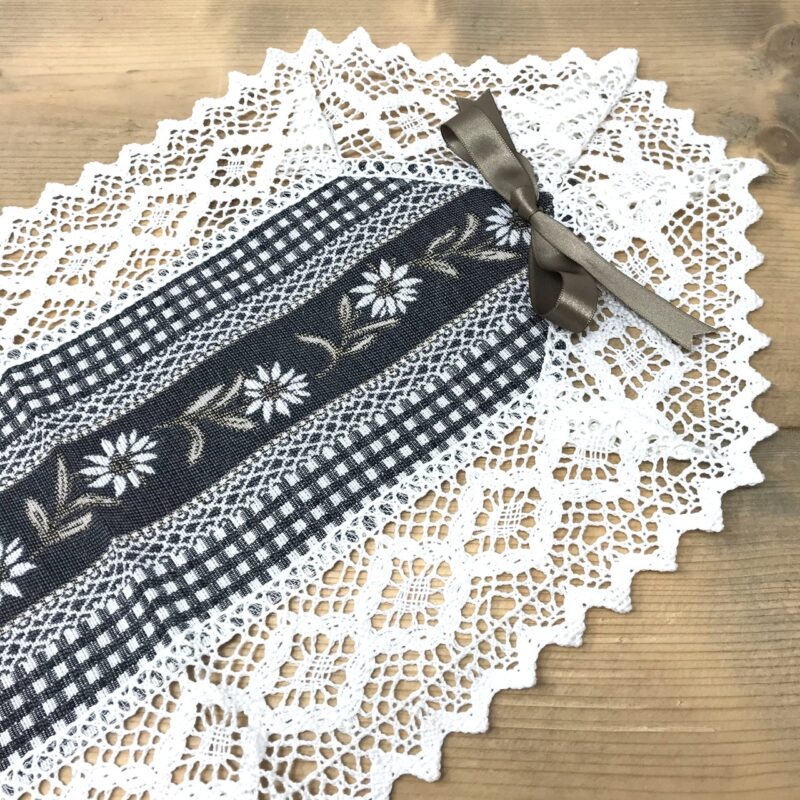 Striscia Runner in stile tirolese con pizzo, stelle alpine, grigio, a punta