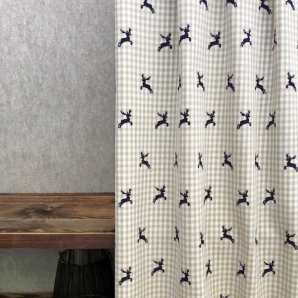 Tenda su misura, cervi e quadretti, stile tirolese montagna, colore nero e verde