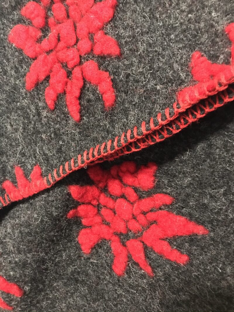 Coperta di lana con stelle alpine, stile tirolese, colore antracite stelle alpine rosse, singola e matrimoniale