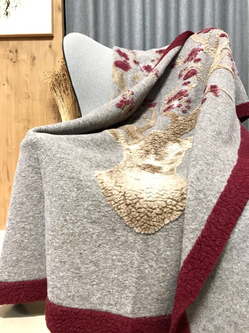 Coperta di lana, fantasia cervo con corna e fiori, stile tirolese, colore grigio bordeaux