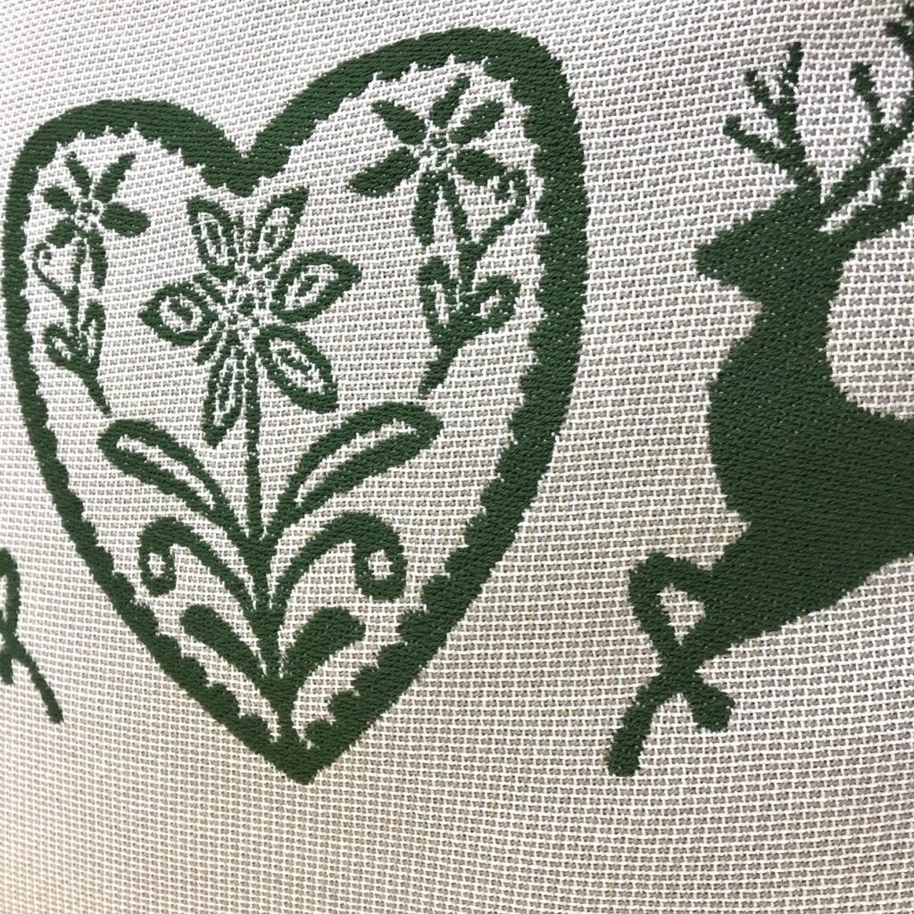 Cuscino con cervi, cuore e stelle alpine, stile tirolese, colore beige e verde, 44×44 cm, 100% cotone