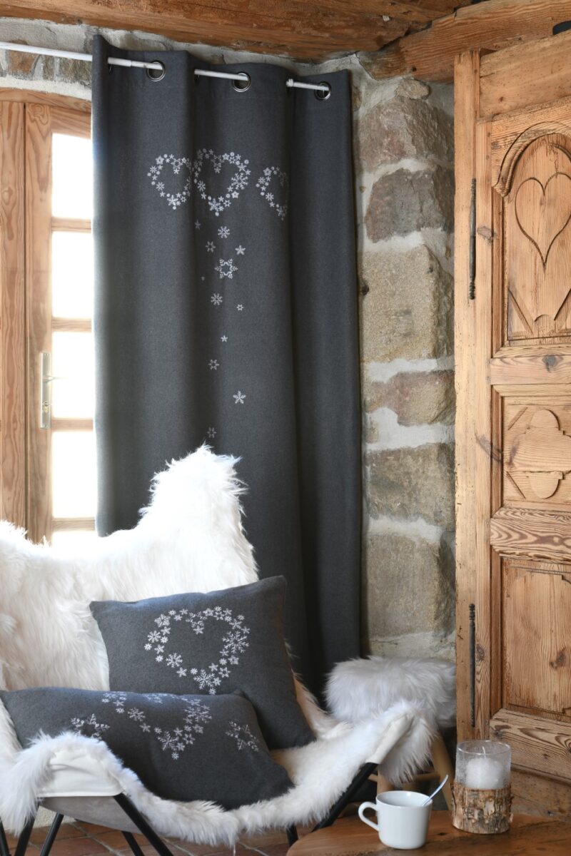 Tenda confezionata con cuoricini e cristalli di neve, in simil- lana con occhielli, grigio, 135×260