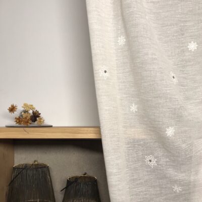 Tenda su misura confezionata in lana con stelle alpine ricamate, stile tirolese chalet di montagna, tortora, FURCELES