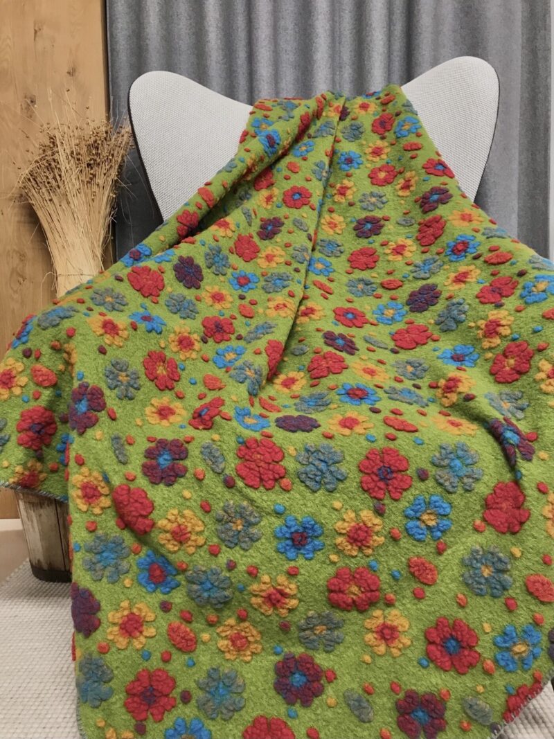 Coperta in lana verde con FIORELLINI colorati