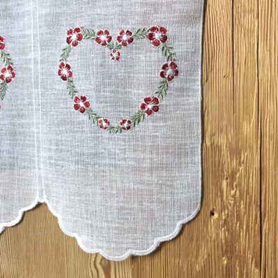Tenda a vetras ricamata con scuori e fiori, stile montagna, 7432 Tenda a vetras ricamata con scuori e fiori, stile montagna, 7432