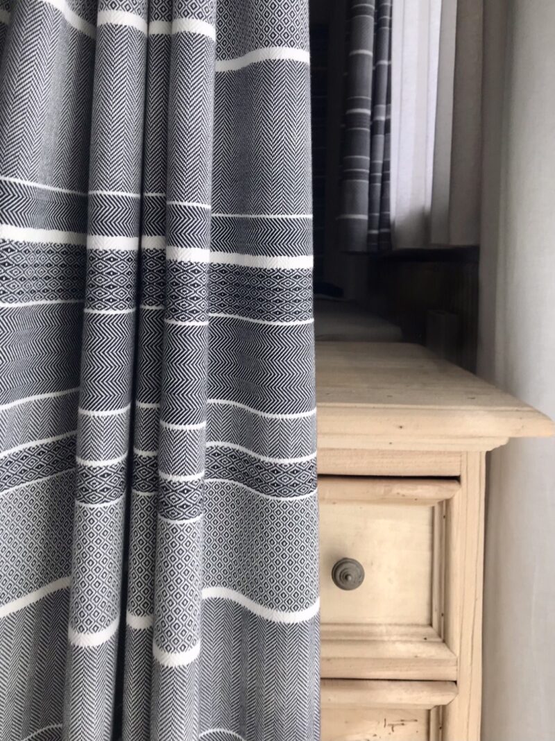 Tende Tendaggi su misura, rigato geometrico, stile montagna chalet, 100% cotone, fantasia jacquard, “striades”