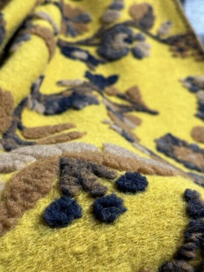 Coperta di lana con RAMAGE DI FIORI, stile montagna, colore ocra, 150×170 cm