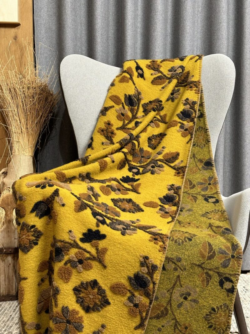 Coperta di lana con RAMAGE DI FIORI, stile montagna, colore ocra, 150×170 cm