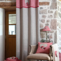 Tenda beige con ricamo cervo, montagna e baita, paesaggio di montagna con anelli fissi, PLANAY NATUREL 135×260