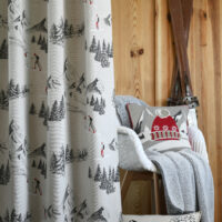 Tenda grezza effetto lino con bordo a quadretti rossi e applicazione cuori, anelli fissi, MARIANNE 135×260