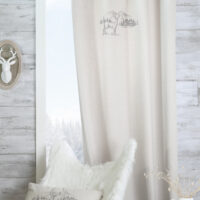 Tenda rossa con ricamo cervo, montagna e baita, paesaggio di montagna con anelli fissi, PLANAY ROUGE 135×260