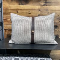 Cuscino in lana con motivo pied de poule e cinturino in pelle, colore grigio