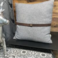 Cuscino in lana con motivo pied de poule e cinturino in pelle, colore tortora