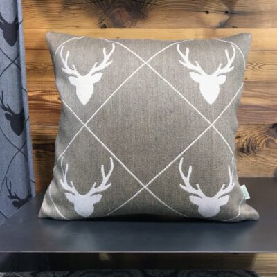 Cuscino in lana con testa di cervo e rombi, stile montagna, TRAMESC, tortora Cuscino in lana con testa di cervo e rombi, stile montagna, TRAMESC, tortora