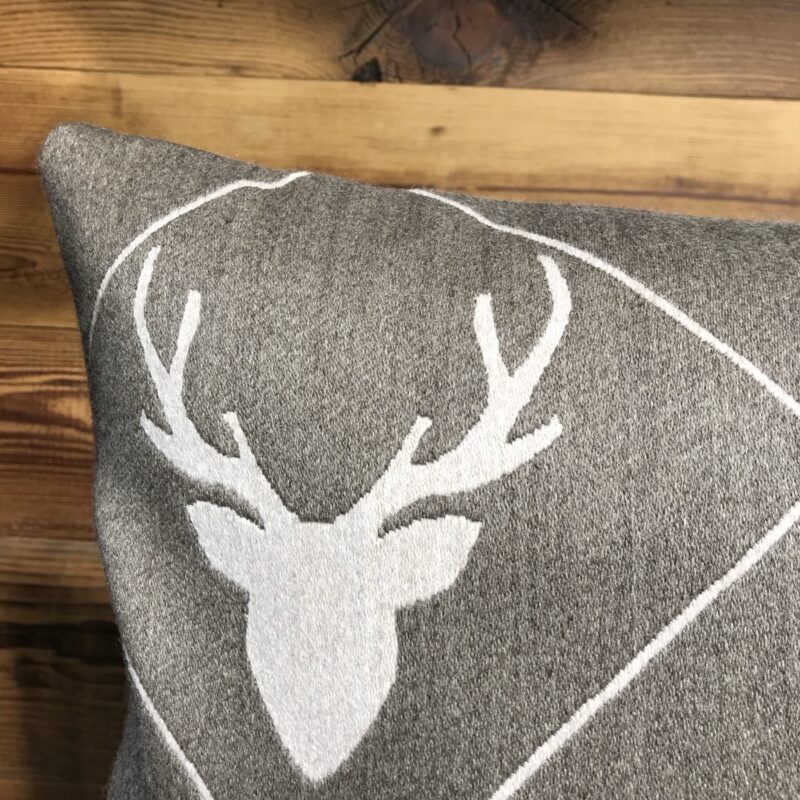 Cuscino in lana con testa di cervo e rombi, stile montagna, TRAMESC, tortora