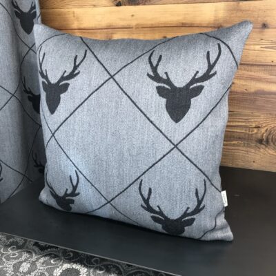 Cuscino in lana con testa di cervo e rombi, stile montagna, TRAMESC, color antracite Cuscino in lana con testa di cervo e rombi, stile montagna, TRAMESC, color antracite