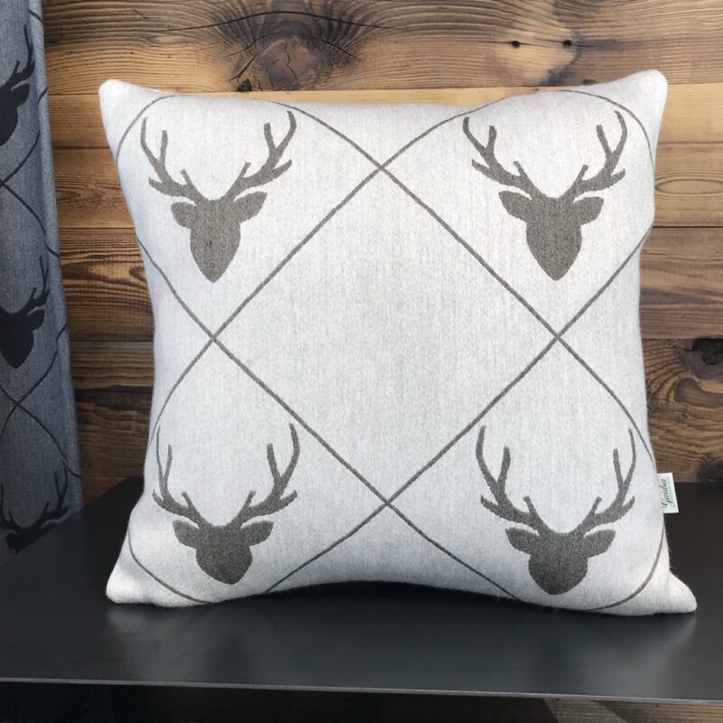 Cuscino in lana con testa di cervo e rombi, stile montagna, TRAMESC, colore beige