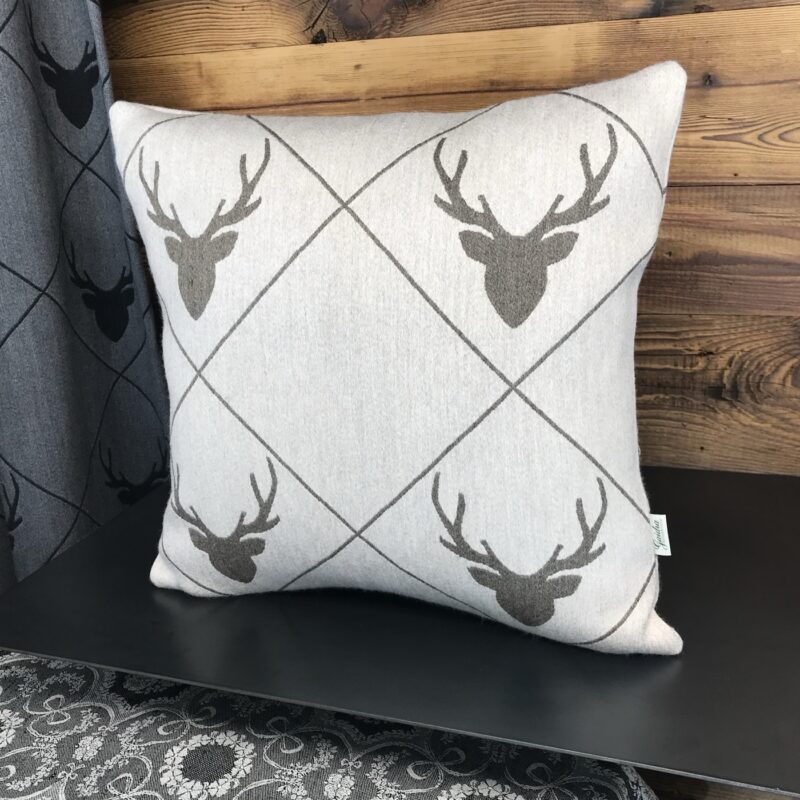 Cuscino in lana con testa di cervo e rombi, stile montagna, TRAMESC, colore beige