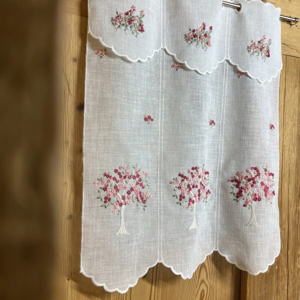 Tenda a vetro per cucina con ricamo fiori rossi, M- 7941 col 19, Rami e Fiori