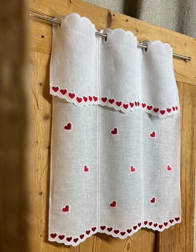 Tenda per Cucina Ricamata a Vetro con Cuori Rossi, Design Tirolese, Z-3717