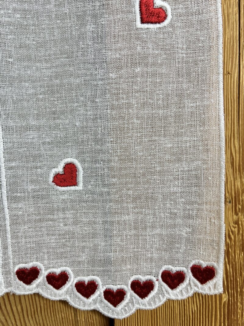 Tenda per Cucina Ricamata a Vetro con Cuori Rossi, Design Tirolese, Z-3717