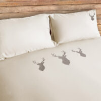 Parure copripiumino satinato ricamo testa di cervo – DEER bordeaux