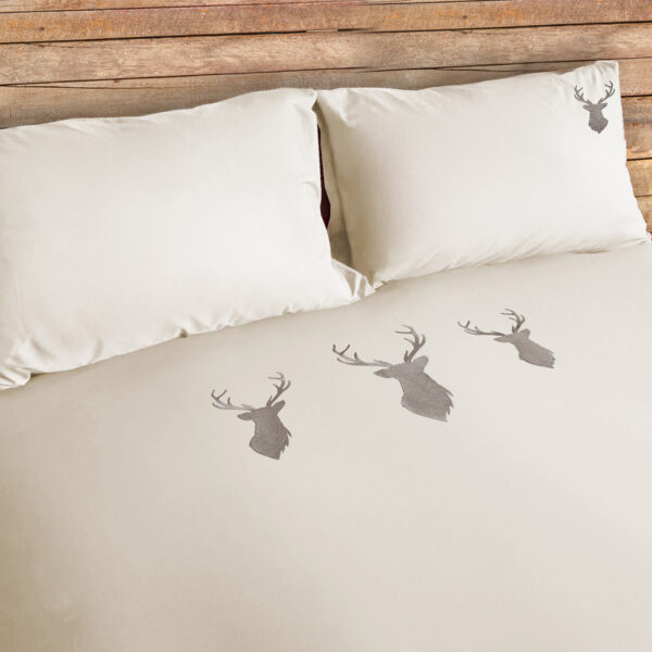 Parure copripiumino satinato ricamo testa di cervo – DEER bordeaux Parure copripiumino satinato ricamo testa di cervo – DEER bordeaux