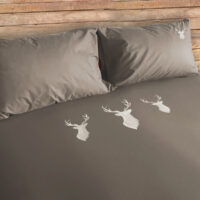 Parure copripiumino satinato ricamo testa di cervo – DEER bordeaux