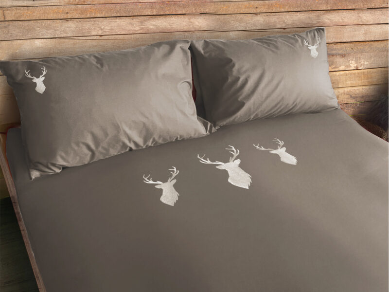 Parure copripiumino satinato ricamo testa di cervo – DEER tortora
