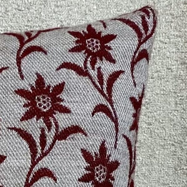 Cuscino Stella Alpina, m 44×44 cm, effetto Lana, sfondo beige e Stelle Alpine Bordeaux