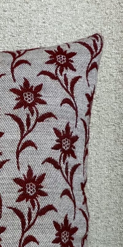 Cuscino Alpino Elegante con Motivo Floreale Stella Alpina 44×44 cm, effetto Lana, sfondo beige e Stelle Alpine Bordeaux