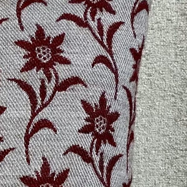 Cuscino Alpino Elegante con Motivo Floreale Stella Alpina 44×44 cm, effetto Lana, sfondo beige e Stelle Alpine Bordeaux