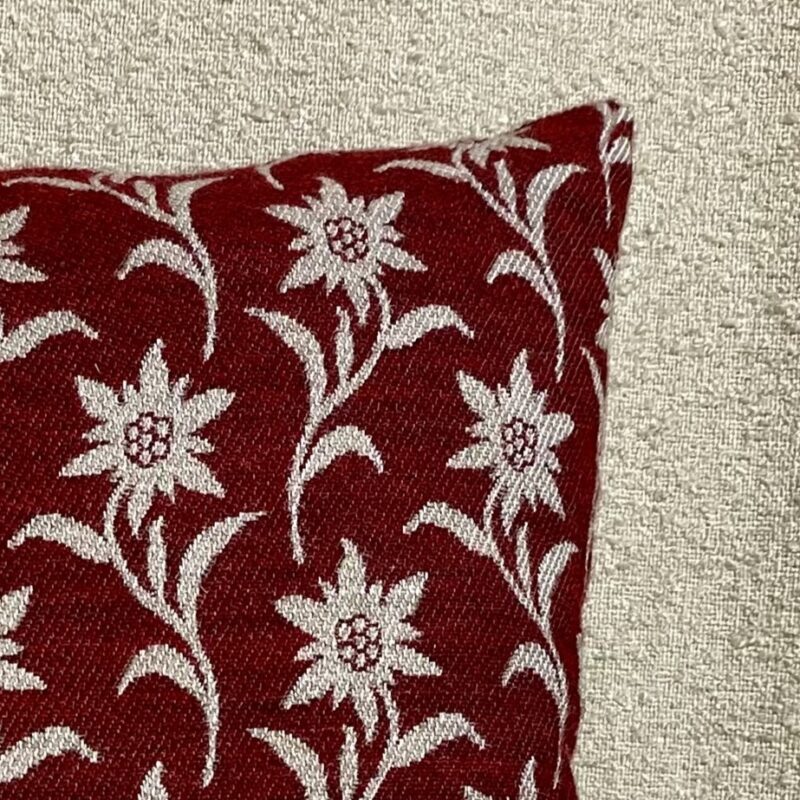 Cuscino Stella Alpina, 44×44 cm, effetto Lana, sfondo Bordeaux e Stelle Alpine Beige