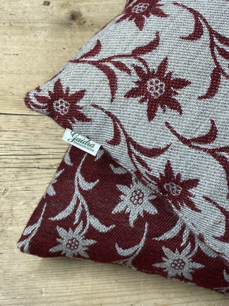 Cuscino Alpino Elegante con Motivo Floreale Stella Alpina 44×44 cm, effetto Lana, Bordeaux