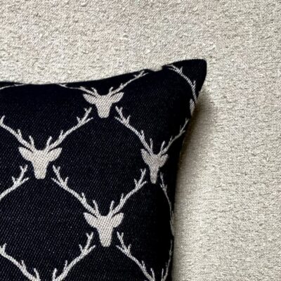 Cuscino Cervo Arredo Nero con Motivo Beige, 44×44 cm, Arredo Alpino, Stile Chalet