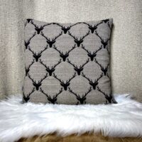 Cuscino Decorativo Alpino “Scarponi da Montagna”, Stile Rustico Tirolese 44×44 cm, Antracite e Bordeux