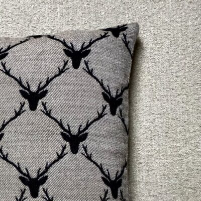 Cuscino Arredo Beige con Motivo Cervo Nero, 44×44 cm, Arredo Moderno, Stile Chalet