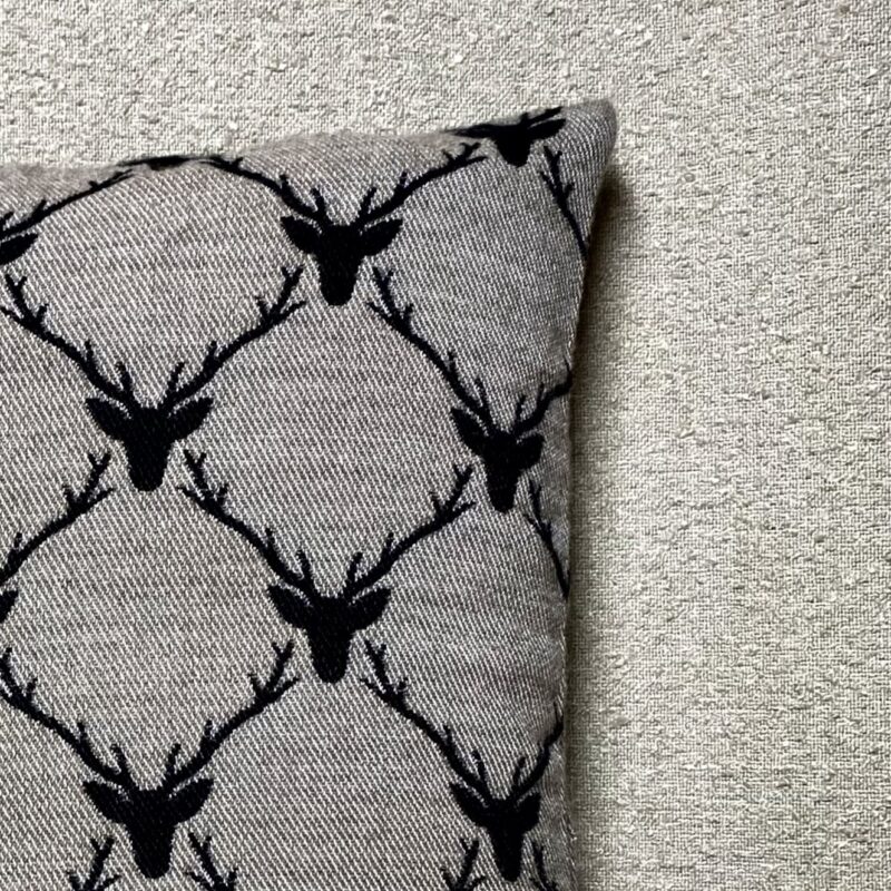 Cuscino Arredo Beige con Motivo Cervo Nero, 44×44 cm, Arredo Moderno, Stile Chalet