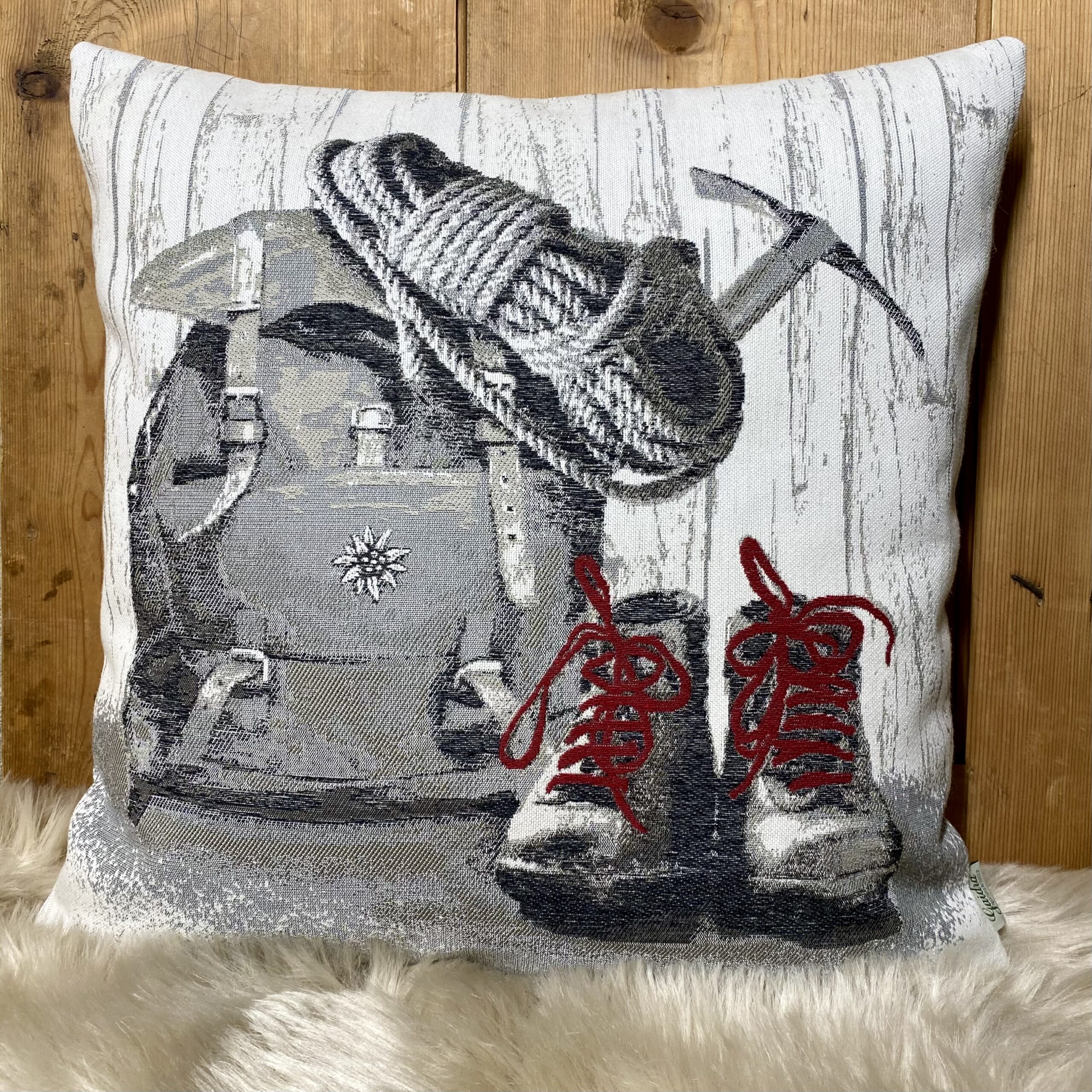 Cuscino Decorativo Alpino “Scarponi da Montagna”, Stile Rustico Tirolese 44×44 cm, Antracite e Bordeux Cuscino Decorativo Alpino “Scarponi da Montagna”, Stile Rustico Tirolese 44×44 cm, Antracite e Bordeux