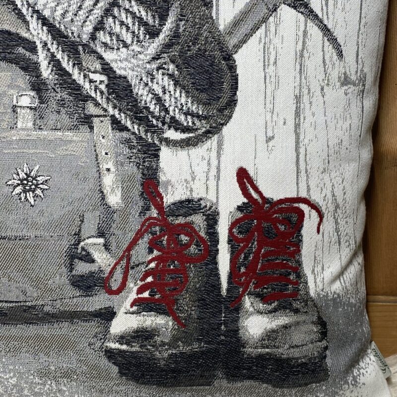Cuscino Decorativo Alpino “Scarponi da Montagna”, Stile Rustico Tirolese 44×44 cm, Antracite e Bordeux