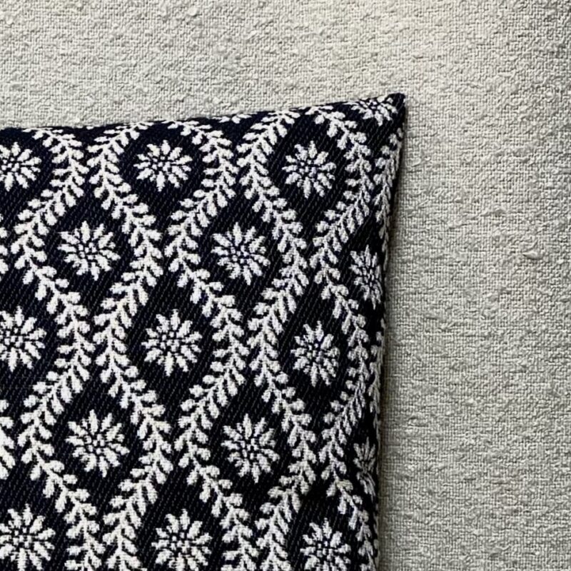 Cuscino Stella Alpina ramage, 44×44 cm, effetto Lana, Sfondo Nero