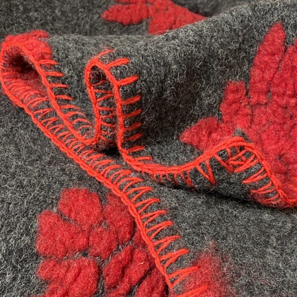 Coperta in lana con stelle alpine, stile montagna, colore antracite e rossa, 150×170 cm