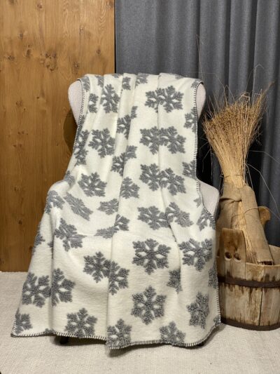 Coperta in lana cotta CRISTALLI DI NEVE, bianca con fiocchi argentati, stile montagna, 150×170 cm
