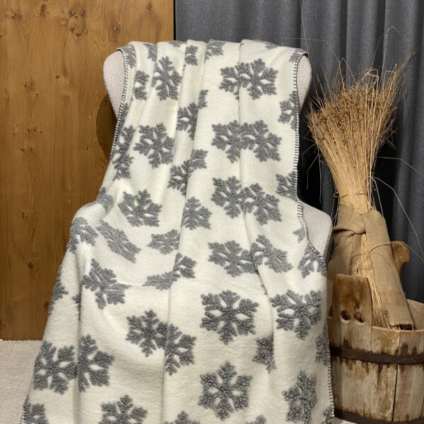 Coperta in lana CRISTALLI DI NEVE, bianca con fiocchi argentati, stile montagna, 150×170 cm