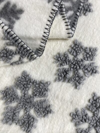 Coperta in lana cotta CRISTALLI DI NEVE, bianca con fiocchi argentati, stile montagna, 150×170 cm