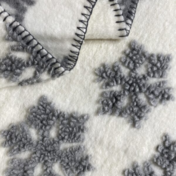 Coperta in lana CRISTALLI DI NEVE, bianca con fiocchi argentati, stile montagna, 150×170 cm