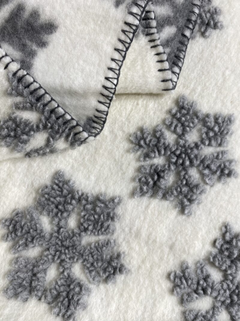 Coperta in lana cotta CRISTALLI DI NEVE, bianca con fiocchi argentati, stile montagna, 150×170 cm