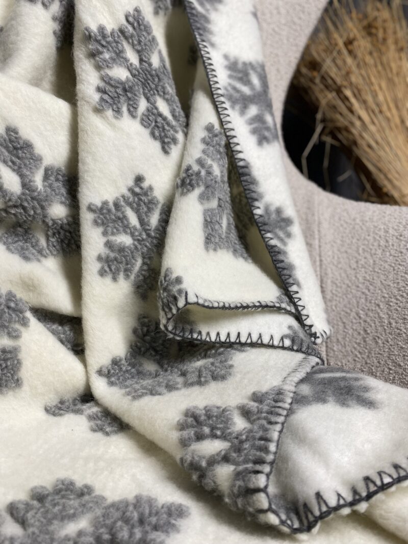Coperta in lana cotta CRISTALLI DI NEVE, bianca con fiocchi argentati, stile montagna, 150×170 cm